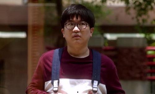 娱乐圈吃瓜背景图女男主,瓜田里的爱情纠葛